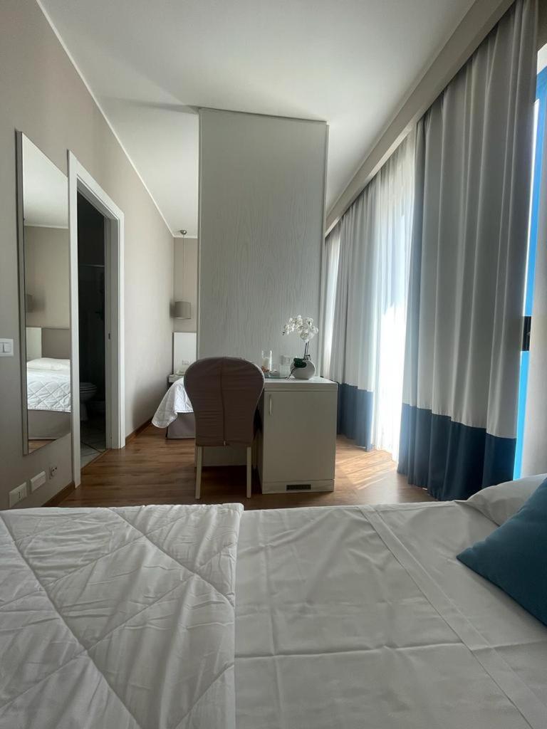 Hotel Mediterraneo Lido di Latina Esterno foto