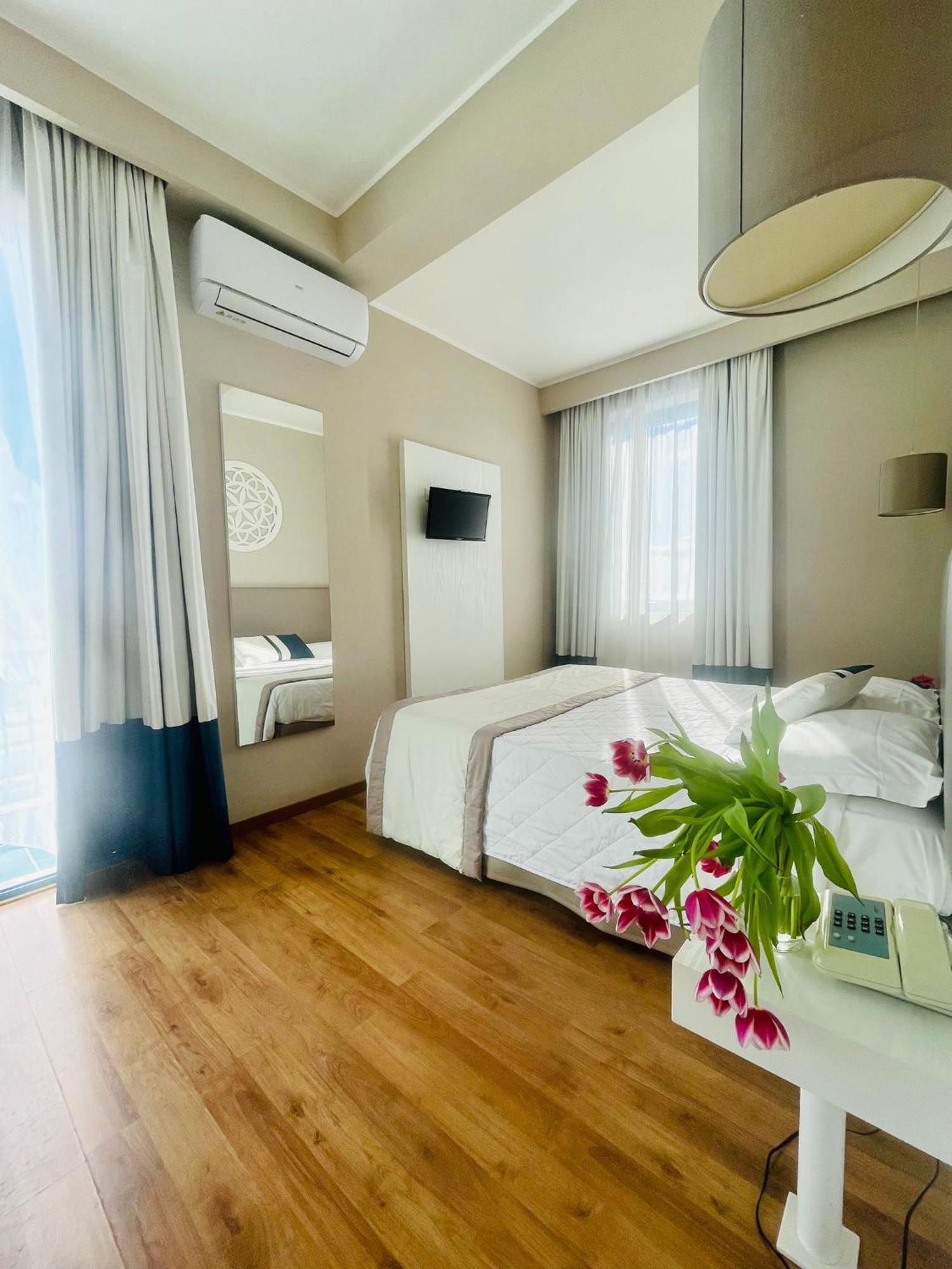 Hotel Mediterraneo Lido di Latina Esterno foto