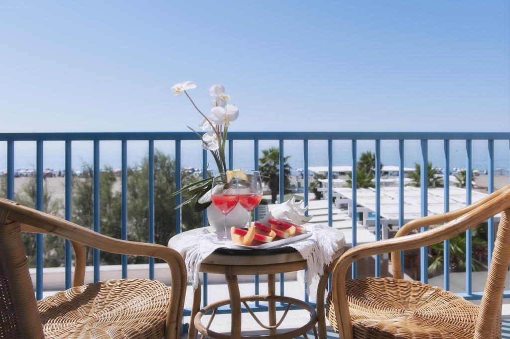 Hotel Mediterraneo Lido di Latina Esterno foto